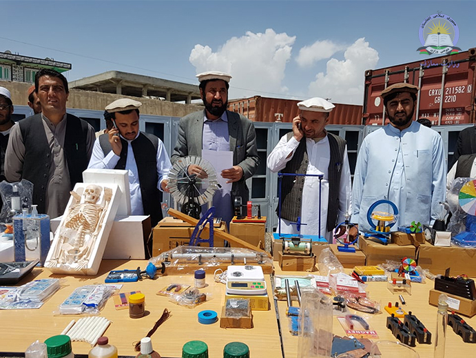 د شاه خوا یو میلیون افغانیو په ارزښت ١٣ بابه لېسو ته لابراتواري توکي وویشل شول