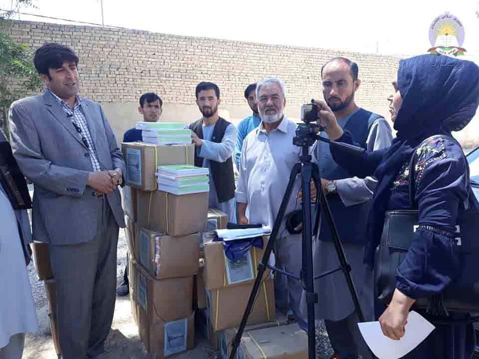 به هدف حمایت معارف از "زبان‌های سوم"؛ توزیع کتب درسی "اوزبیکی" در ولسوالی نهرشاهی ولایت بلخ صورت گرفت