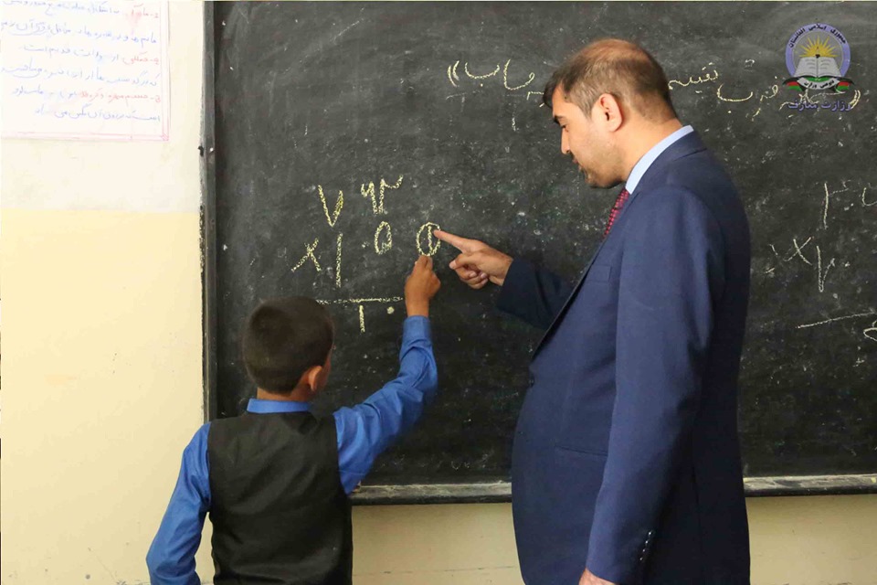 در بازدید از لیسه دخترانه "ایمینی" صورت گرفت؛ هدایت وزیر معارف برای پیگیری پاکسازی محیط آلوده اطراف این لیسه