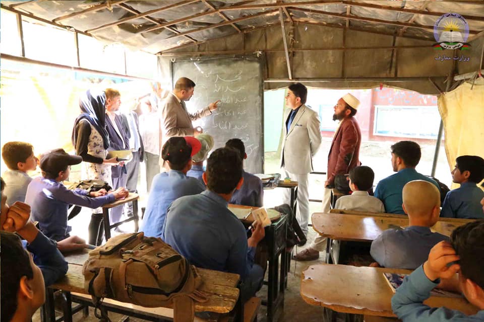 پوهنې وزیر د نازو انا عالي لیسي څخه د لیدني په ترڅ کي د یاد ښوونځي د ستونزو حل وعده ورکړه