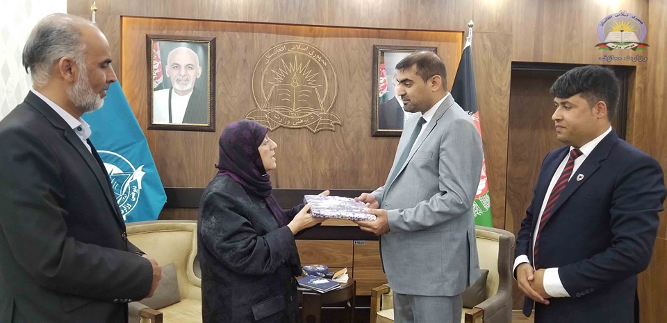پرفیسور سکینه یعقوبي د پوهنې له وزیر سره په لیدنه کي د ښوونې او روزنې پراختیا په ملاتړ ټینګار وکړ.
