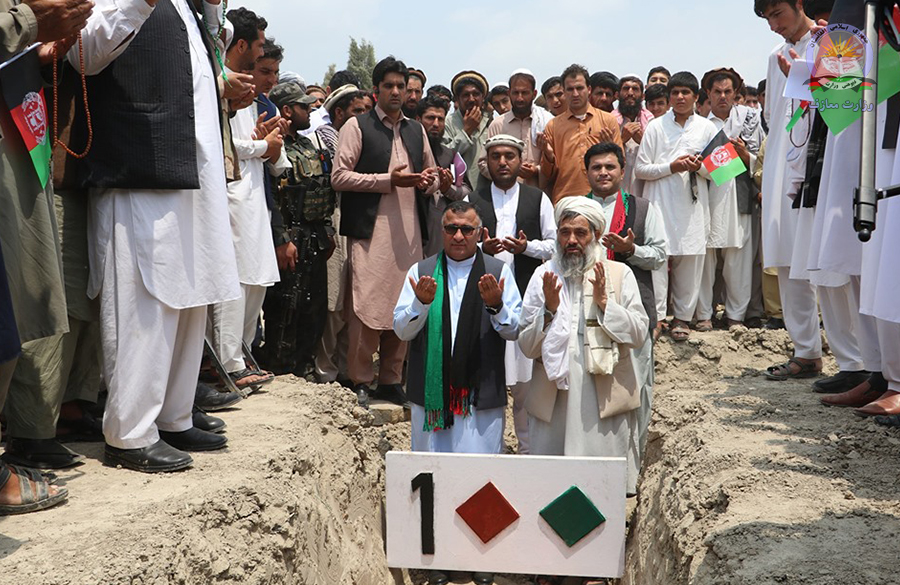 خوست کې د هېواد د خپلواکۍ د سلمې کلیزې په ویاړ د سلو(۱۰۰) ښوونځیو لپاره د ودانیو د جوړولو چارې پیل شوې