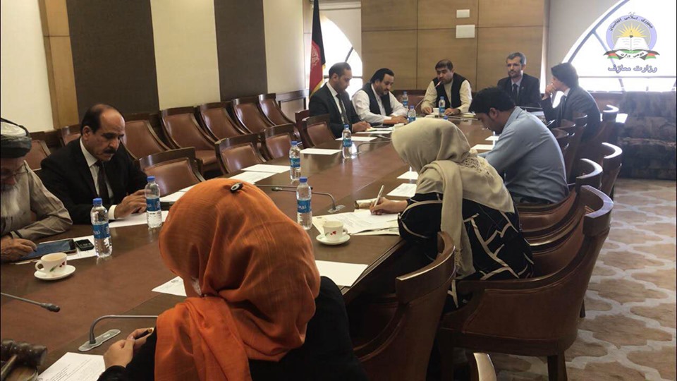 ډاکتر بلخي د ولسي جرګې "پوهنې او کلتوري چارو کمسیون" له غړو سره وکتل