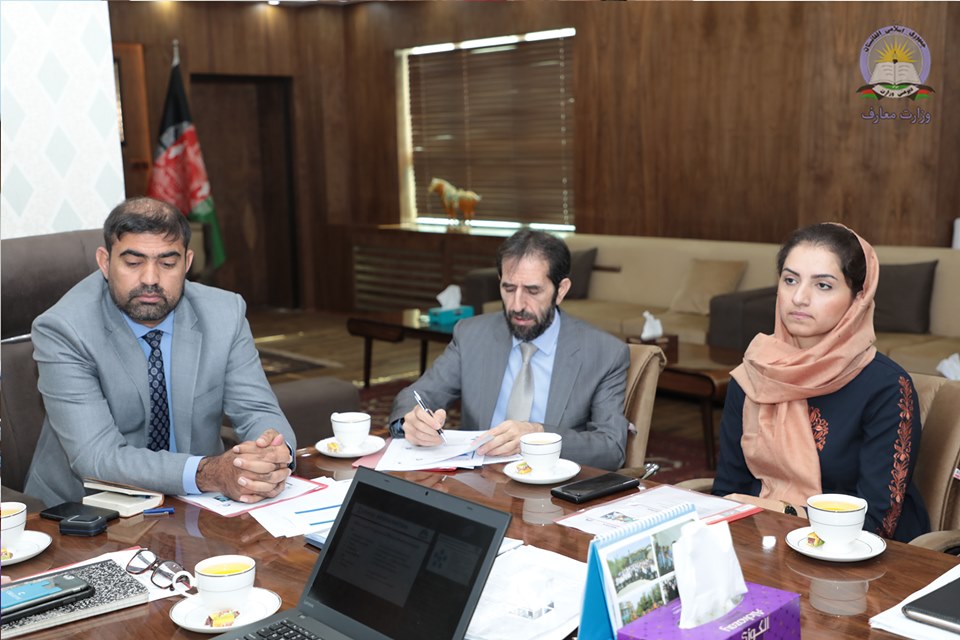 د پوهنې وزارت مشرتابه او ACR د ښوونځي څخه وړاندې ماشومانو لپاره د لوست نمونو په موخه غونډه تر سره کړه