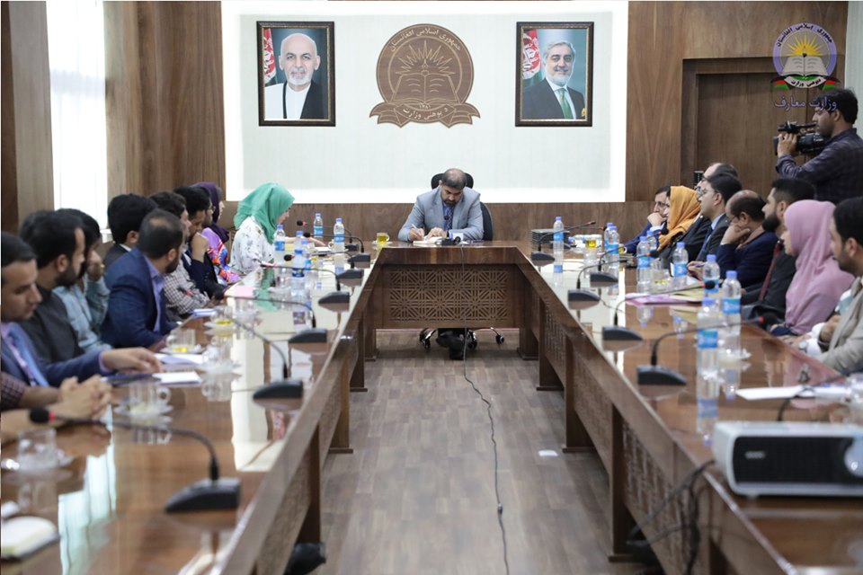 پوهنې وزیر د کتاب ډالۍ او رسالت سرته رسولو رضاکاره کمپاین له فعالیتونو څخه ستاینه وکړه