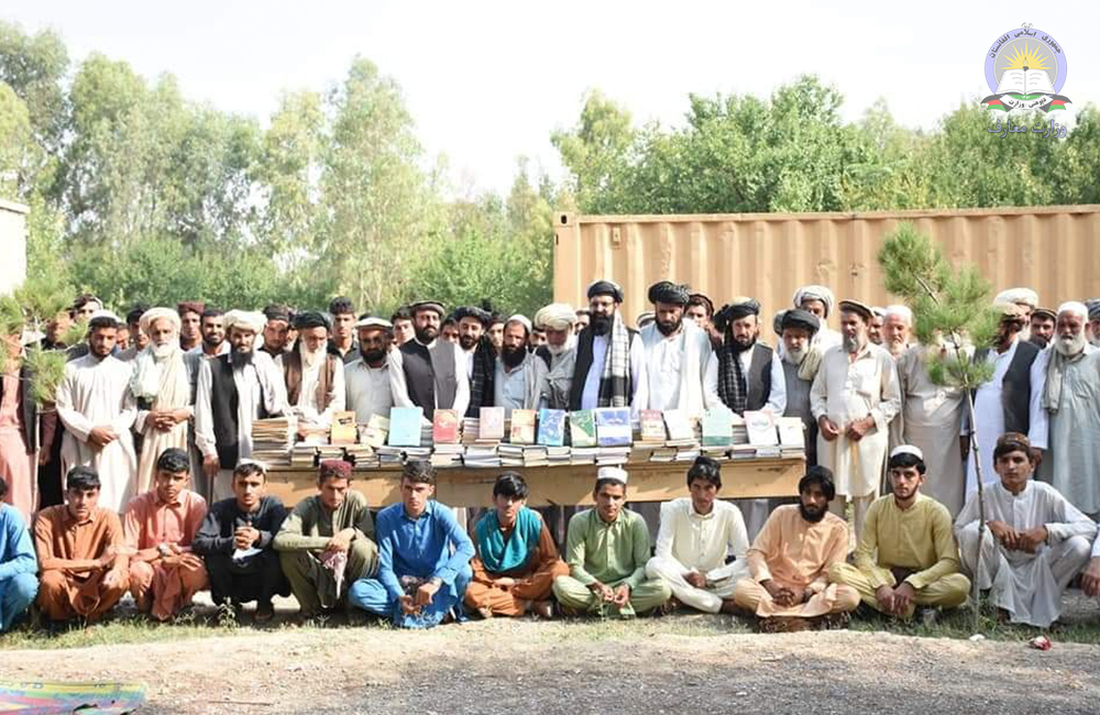 د خوست د یوي ښوونځي له کتابتون سره د لسګونه جلده کتابونو او قرطاسیې مرسته وشوه