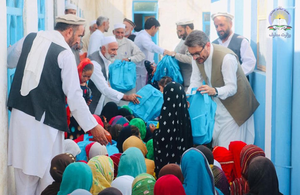 د ننګرهار په تودو سیمو کې د ښوونځیو پر زده کونکو د قرطاسیې د ویش لړۍ پېل شوه