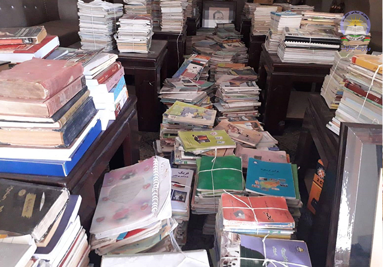 استقبال مردم از کمپاین جمع آوری خانه به خانه کتاب در بلخ