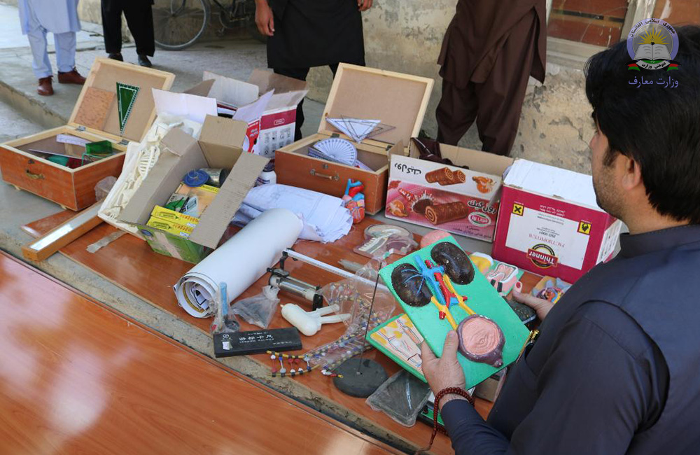 د لوګر یوه ښوونځي ته لابراتواري توکي ورکړل شول