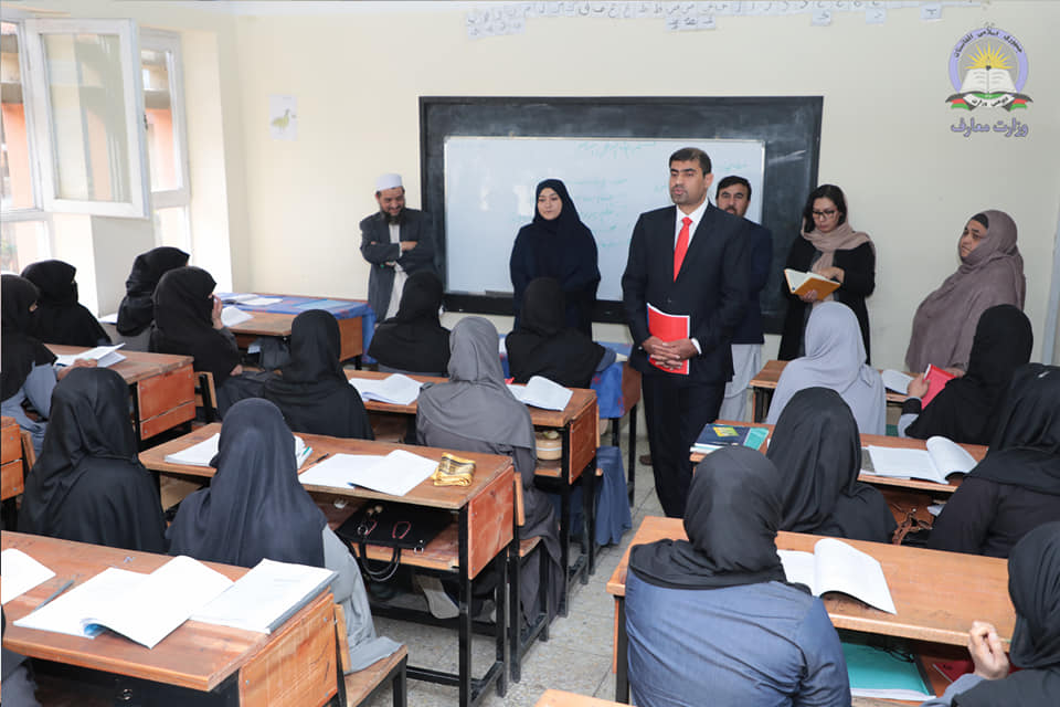 پوهنې وزیر د بي بي عایشه صدیقه (رض) دارالعلوم له زده کړیالانو سره لیدنه او خبرې اترې وکړې