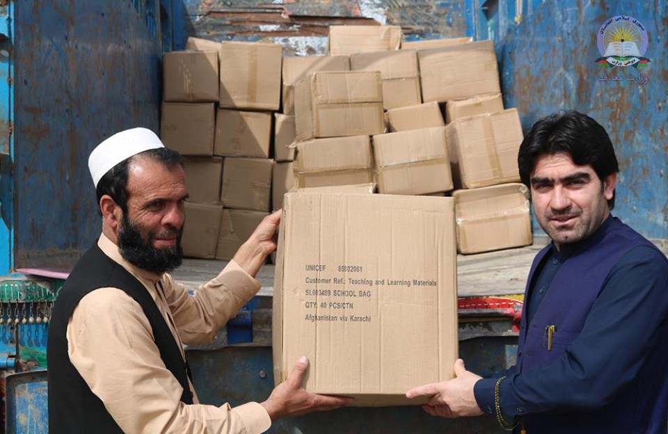 د لوګر د ازرې ولسوالۍ ښوونکو او زده کوونکو ته درسي توکي ولېږل شول