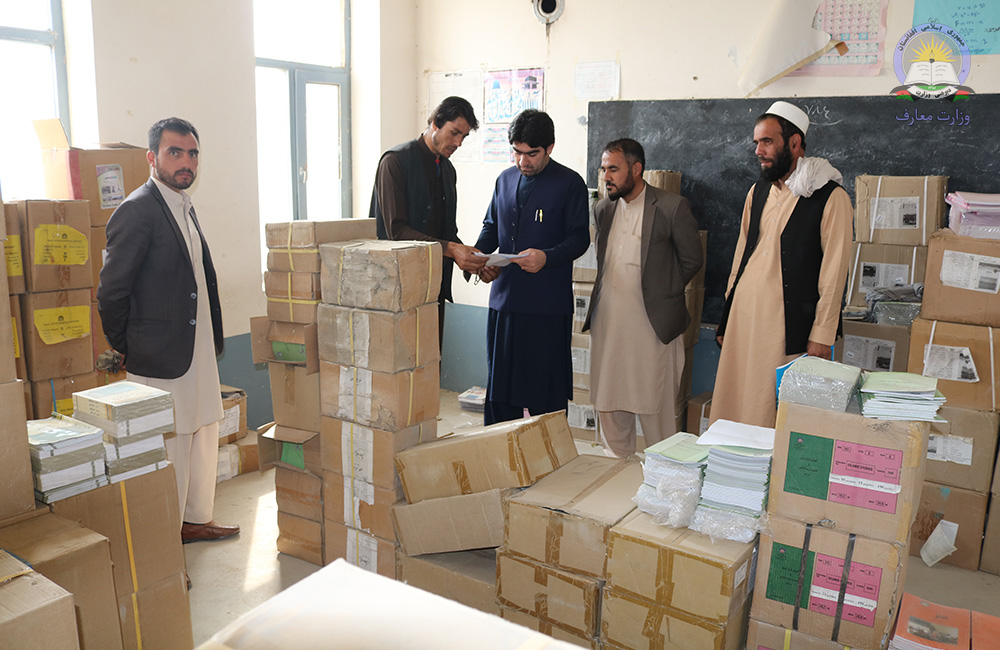 د لوګر په ځینو ښوونځیو کې د درسي کتابونو ویش پیل شو