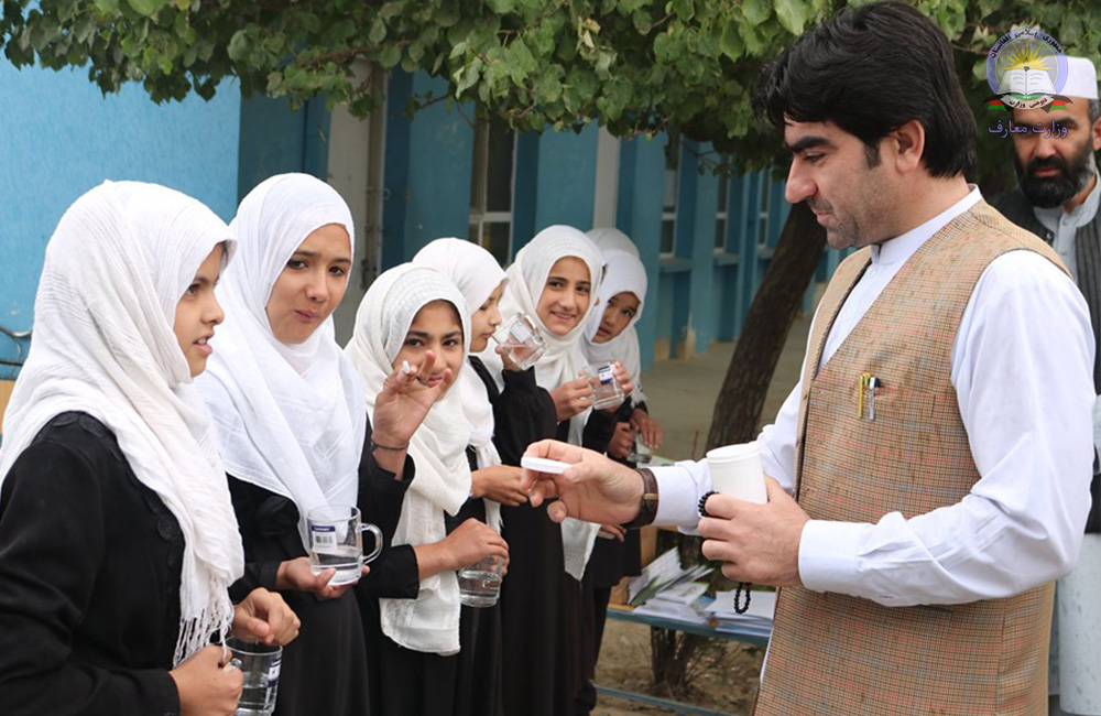 په لوګر کې زده کوونکو ته د کولمو چنجیو د له منځه وړلو درمل ورکول کېږي