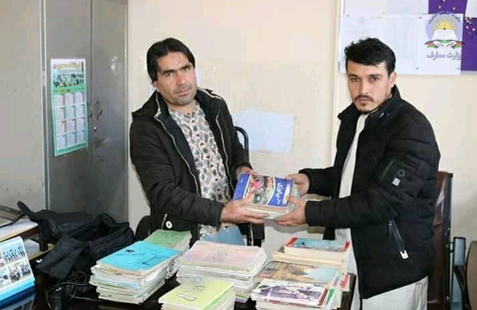  د غزني د پوهنې ریاست سره د درسي کتابونو مرسته وشوه