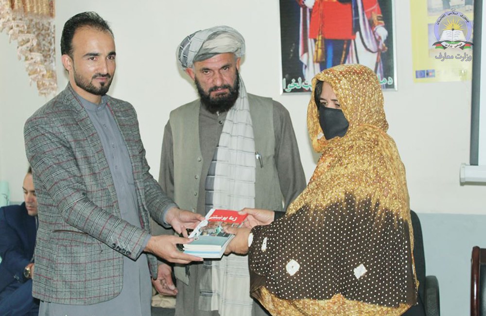 د خوست ولایت د بي بي حلیمې د نجونو لېسې سره د سلګونو کتابونو مرسته وشوه