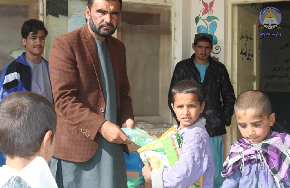 په هلمند کې د ځوانانو خیریه موسسې د ۱۲۰ تنه زده کوونکو سره د قرطاسیې مرسته وکړه