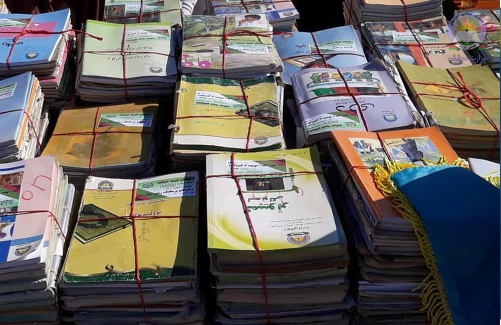 په هلمند کې زده کوونکو د خپل ښوونځۍ سره د ۵۰۰۰ جلده کتابونو مرسته وکړه