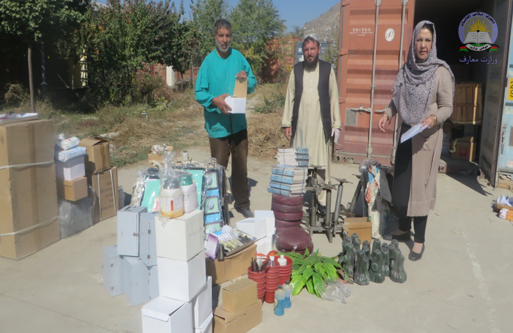 توزیع 307 قلم وسایل و مواد لابراتواری برای مکاتب ولایت هلمند