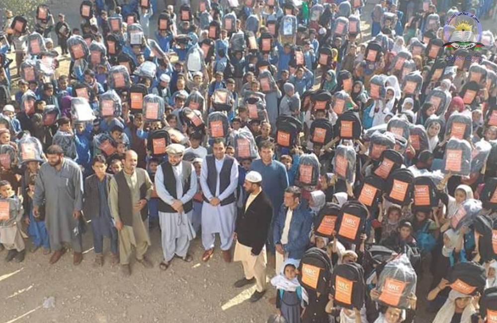 په جلال اباد کې دNRC مرستندویه ادارې له یو شمېر ښوونځیو سره ددرسي توکو مرسته وکړه