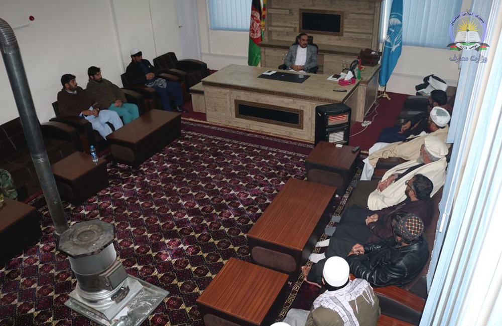د لوګر د پوهنې سرپرست رئیس د پوهنې ښاري آمریت له کارکوونکو سره وکتل