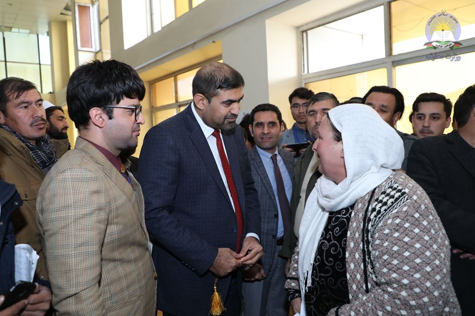 پوهنې وزارت- کابل: د هیواد پوهنې وزیر ډاکترمحمد میرویس بلخي له مخکې خبر ورکولو پرته د یاد وزارت د بشري سرچینو ریاست ته لاړ او د مراجعینو په مینځ کې حاضر شو. د دې لیدنې موخه، د یادې ساحې د مراجعینو حالت ته د ډکتربلخي لاس رسۍ، د حساب ورکونې سیستم چک کول، او د نومړي ریاست د کارکوونکو له خوا د مراجعینو سره د دوی حالت معلومول وه. پوهنې وزیرپه دې موضوع ټینګار وکړ چه پوهنې وزارت د خلکو د یوې ادارې په توګه دا باید تل خلکو او په ځانګړي توګه مراجعینو ته د ستاینې وړ وي. ډاکتربلخي په دې لیده کې له یو شمیر مراجعینو سره 