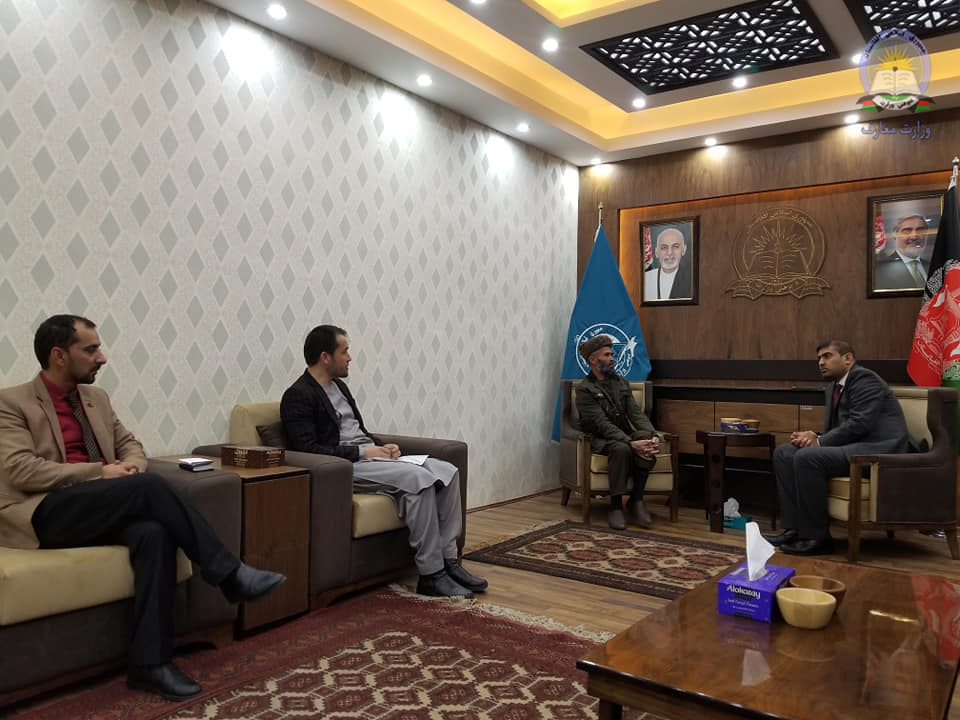 پوهنې وزیر په بدخشان کې د ښوونځي له هغه ملازم څخه ستاینه وکړه چې د خپلې شخصي بودجې څخه یې درسي خونې جوړې کړې دي