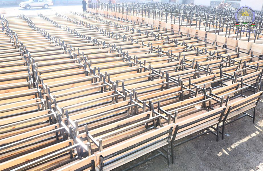 د لوګر د ۱۰ ښوونځیو د میزونو او څوکیو ستونزه هواره شوه