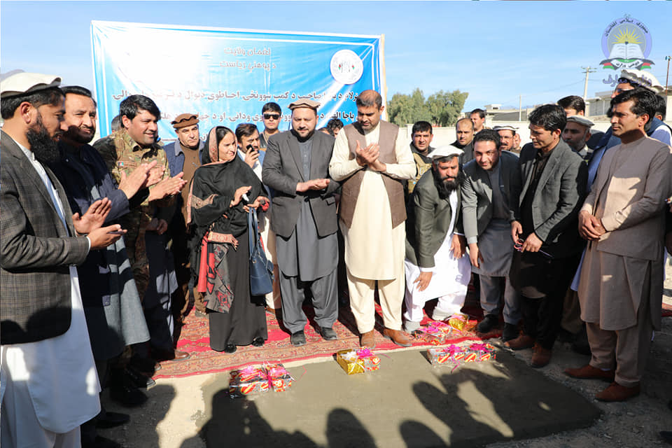 سنگ تهداب ۴ باب مکتب در لغمان با حضور وزیر معارف گذاشته ش