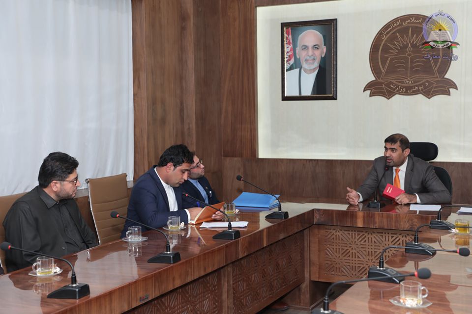 پوهنې وزیر د ننګرهار ولایت له یو شمیر ځوانانو سره وکتل.