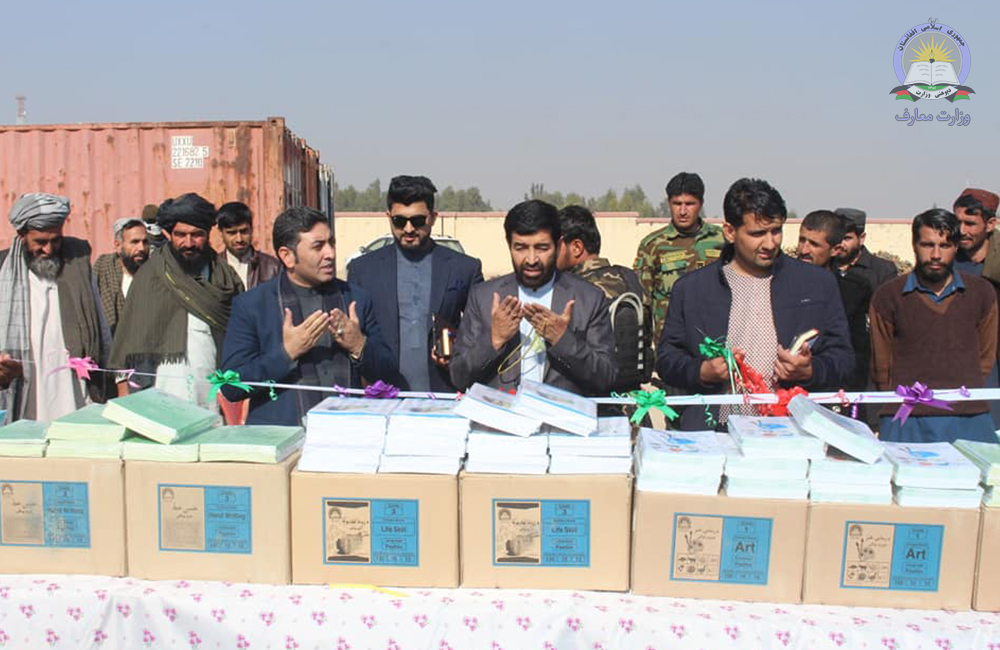 په هلمند کې ۲۸۰ زرو جلدو درسي کتابونو د وېش لړۍ پیل شوه