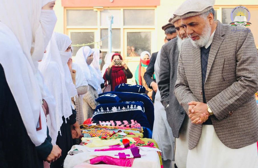 دجلال اباد ښارالایي عالي لېسه کې زده کوونکو د لاسي صنایعو نندارتون جوړ شو