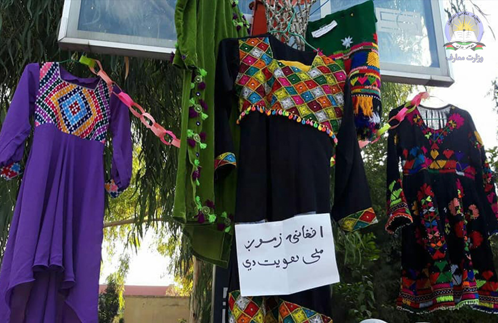 جلال اباد ښار نازوانا لېسه کې دلاسي صنایعو نندارتون جوړ شو