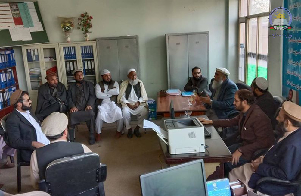 په ننګرهار کې د کلیوالی ښوونځي شورا د خپل ښوونځي سره د ۳۰۰ زرو افغانیو مرسته وکړه