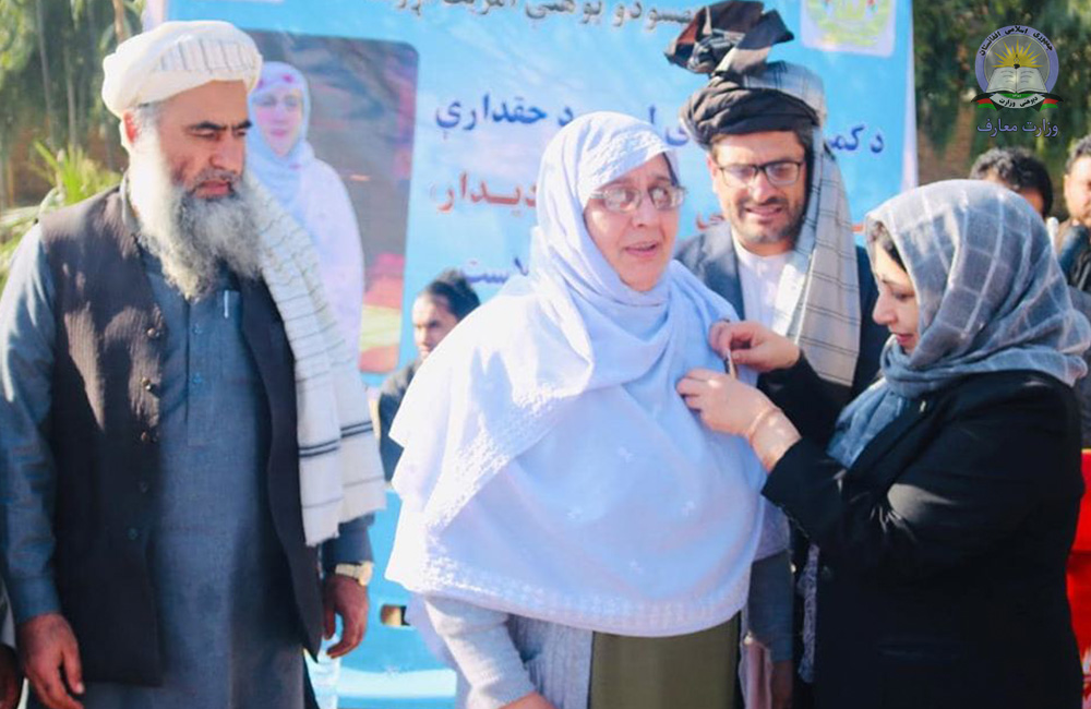 د ننګرهار د پوهنې ریاست یوې نوښتګرې سرښوونکې ته د ملالۍ لوړ دولتي نښان ورکړل شو