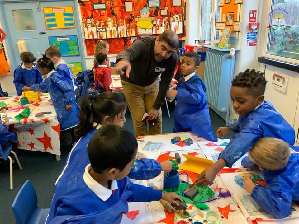 پوهنې وزیر په لندن کې د نویو ښوونیزو ډولونو د څيړنې په موخه د Tollgate لمړني ښوونځي څخه لیدنه وکړه