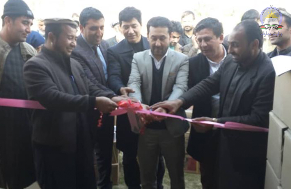 روند توزیع کتاب برای شاگردان دورۀ ابتدائیه ریاست معارف ولایت سمنگان آغاز شد