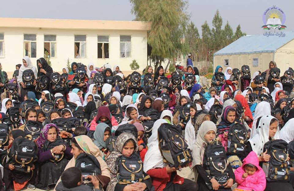 د هلمند ولایت د نوآباد ښوونځۍ ۵۶۵ تنه زده کوونکو ته قرطاسیه وویشل شوه