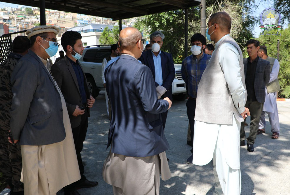 د پوهنې وزیر په شعباتو کې د کارمندانو دکاري فعالیت او صحي ټکو ته د پام کولو له بهیر څخه لیدنه وکړه