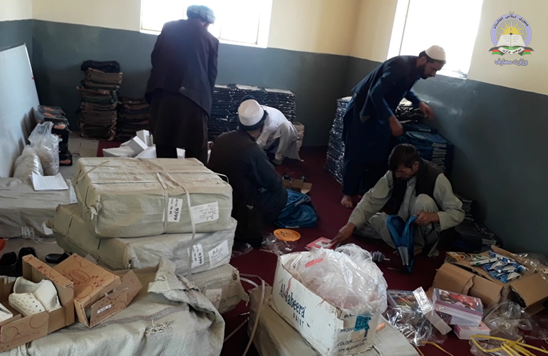 یوې افغانې میرمنې د لوګر له یوه ښوونځي سره مرسته کړې ده