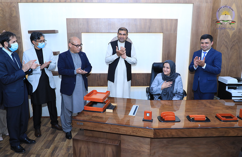 مېرمن رنګینه حمیدي د پوهنې وزارت د نوماندې او سرپرستې په حیث رسماً معرفي شوه او کار یې پیل کړ