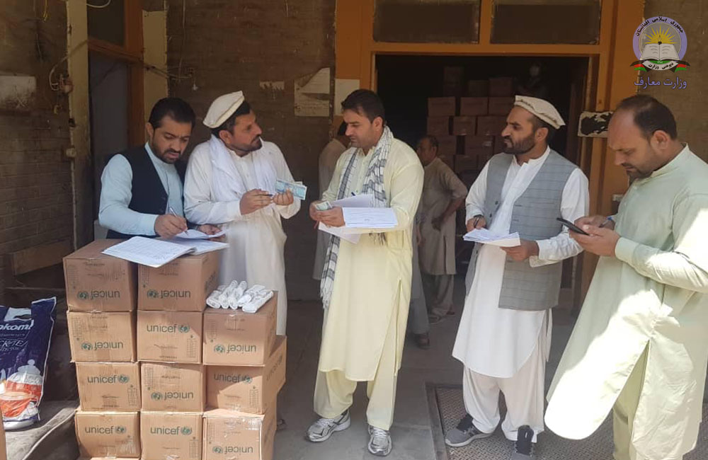 په ښوونځیو کې د کرونا ویروس مخنیوي په موخه اړین توکي وویشل شول