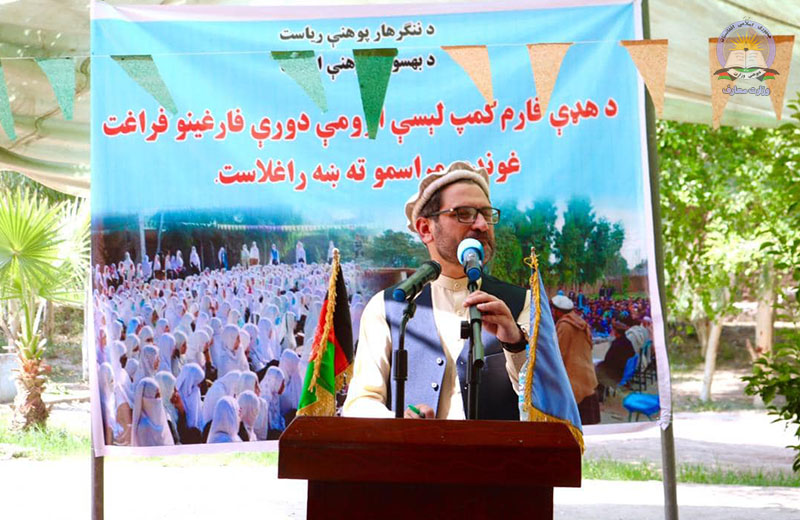 د ننګرهار دهډې فارم کمپ لېسه کې زده کوونکي عامه کتابتون جوړوي