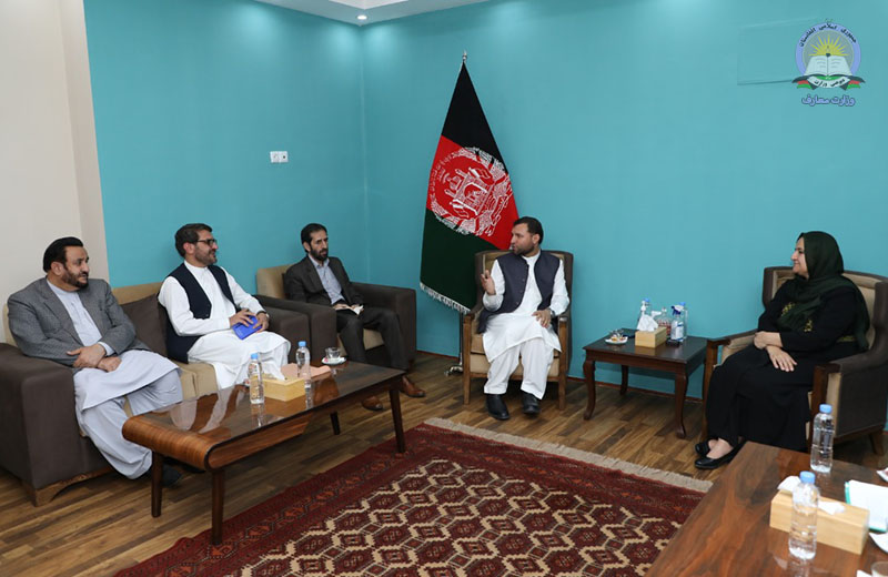 د پوهنې وزارت سرپرستې د ننګرهار له والي سره ولیدل