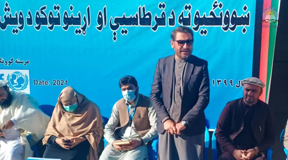 د ننگرهار د ښوونځيو زده کوونکو ته د قرطاسیې او روغتیایي کیټونو ویش پیل شو