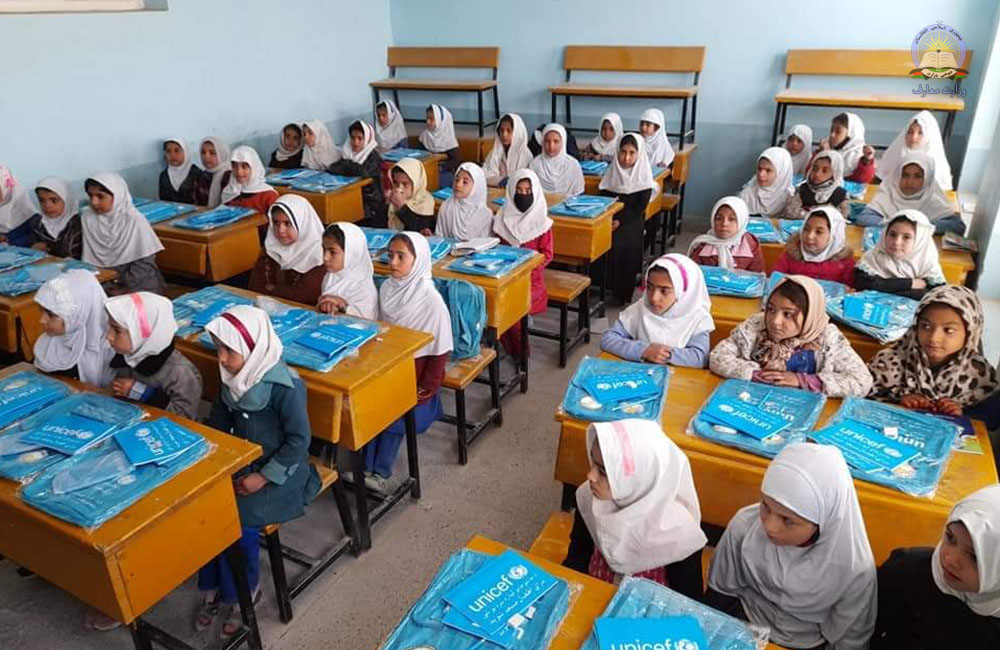 نیمروز کې پر زده کوونکو درسي مواد وویشل شول