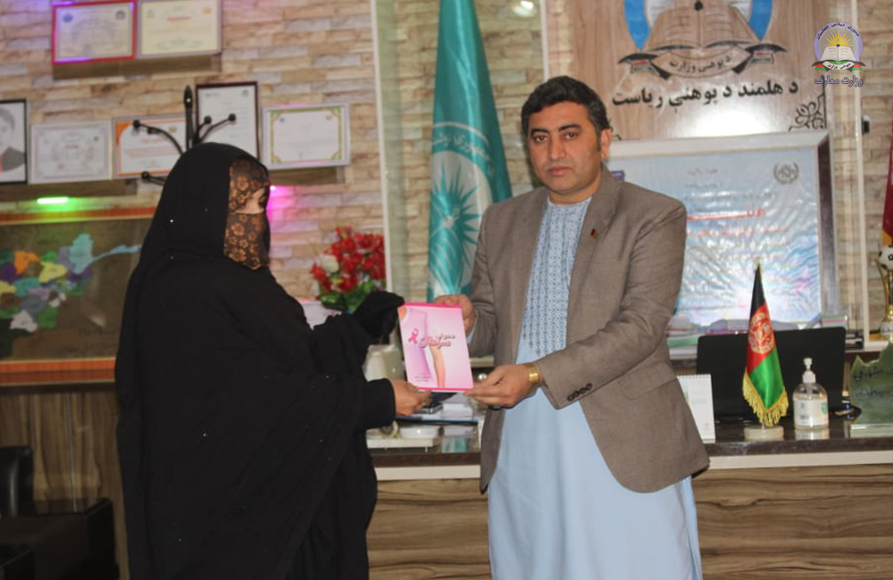 د هلمند پوهنې ریاست ته یو شمیر درسي توکۍ ورکړل شول