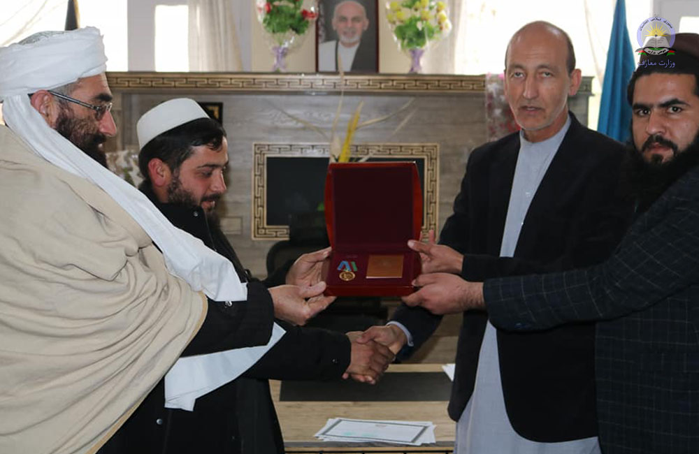 د لوګر څلور ښوونکي په مډال او ستاینلیکونو وستایل شول