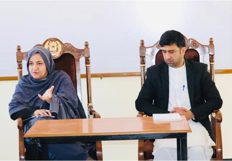 د پوهنې وﺯارت سرپرستې ميرمن رنګينې حميدي د خوست ولايت د ښوونځيو او دارلمعلمين ښوونکو سره وکتل