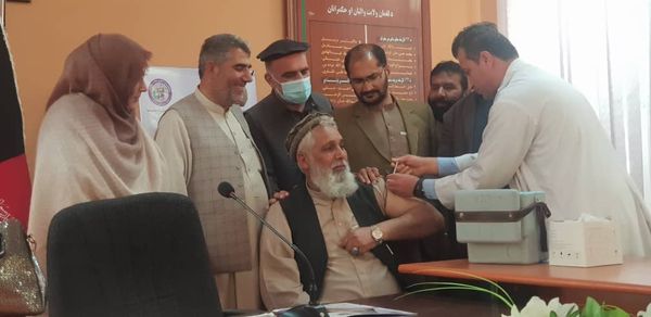 لغمان ولایت کې پوهنې ریاست کارکوونکو ته د کرونا وایروس د واکسین لګولو بهیر پیل شو