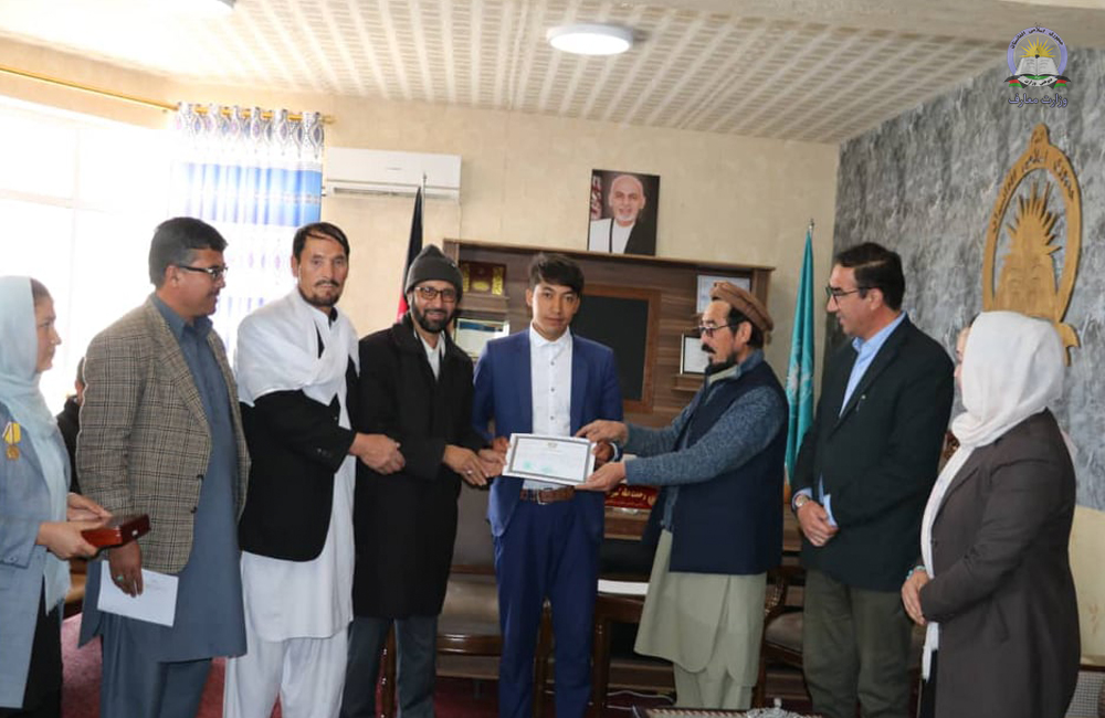 تقدیر چهار تن آموزگاران برتر در ولایت دایکندی
